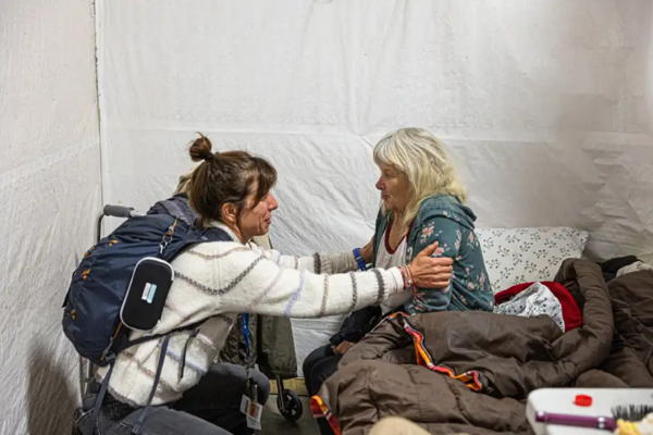 Des soins palliatifs dans la rue : « Personne ne devrait mourir dans la rue, seul, en douleur »